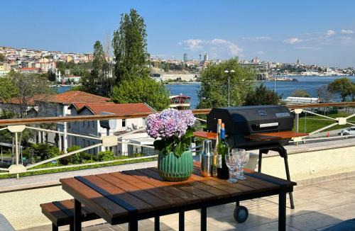 Istanbul City Center Apartment | Waterfront Apartment by the Tram - Terrace with Dome & Golden Horn View in Fatih