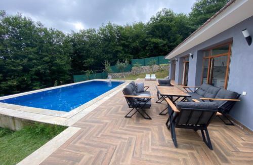 Basiskele Villa | Kocaeli'nde Körfez Manzaralı Doğayla Başbaşa Tatil