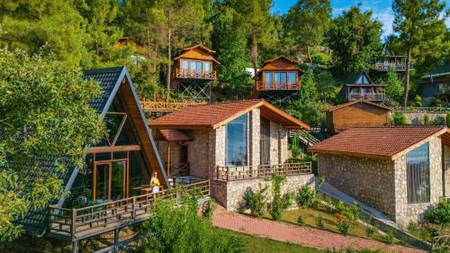 Karacaoren Resort | Botanik Göl Evleri