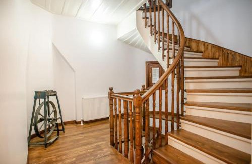 Istanbul City Center Apartment | Historical Greco-Ottoman Pavilion near Tram in Fatih