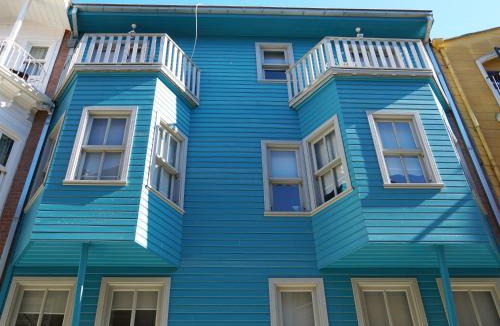 Rasimpasa Hotel | Tilas - Rooms in 19th Century Wooden Townhouse,Kadikoy