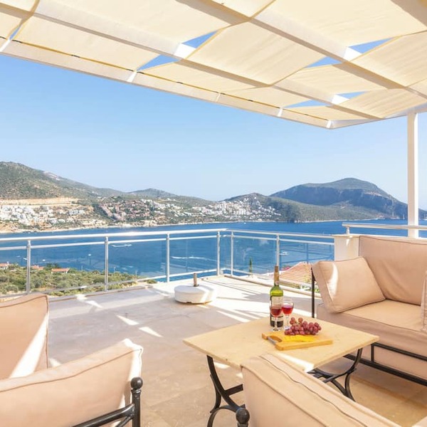 5 Bed Villa - Sleeps 10 - Pool - Terrace - Parking in Kalkan