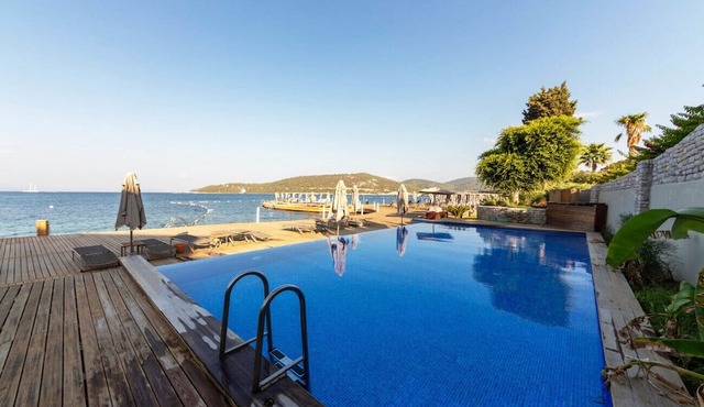Sea View Loft House w Shared Pool 1 min to Beach