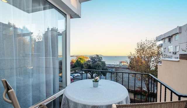 Chic Flat with Balcony near Moda Shore