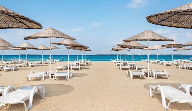 Kum plaja sahip, çocuklar için mini club ve kaydıraklı havuzu mevcut in Mugla