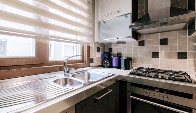 Stylish Retreat w Balcony 2 min to Bagdat Ave in Istanbul