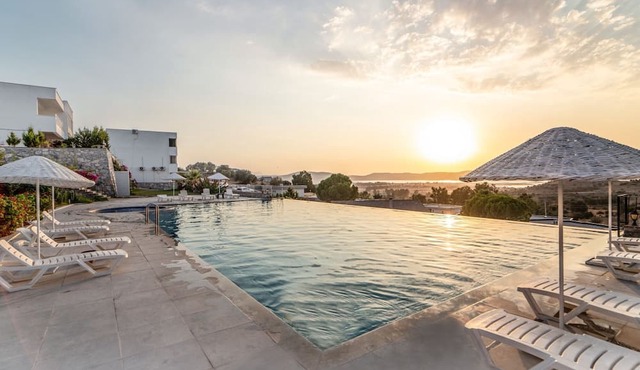 Vacation Flat w Pool and Garden in Milas