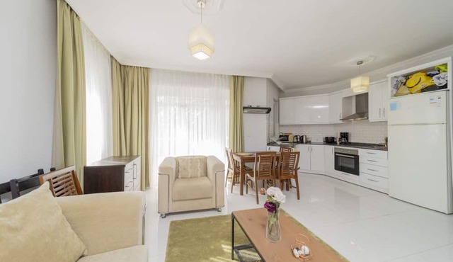 Triplex Villa w Terrace and Garden 15 min to Beach in Kadriye Mahallesi