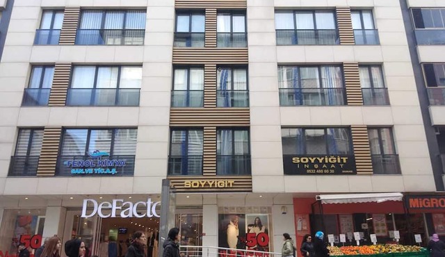 Merkezi konumda çarşının tam üstünde ulaşımı kolay modern daire