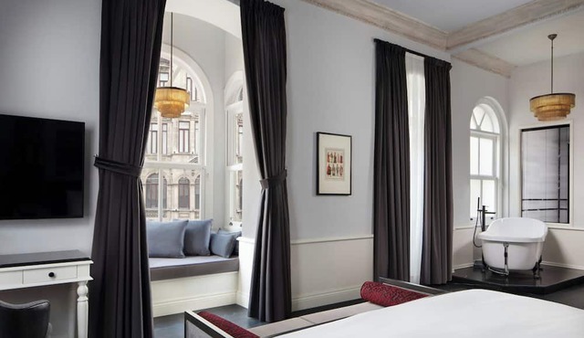 Adahan DeCamondo Pera, Autograph Collection in Istanbul