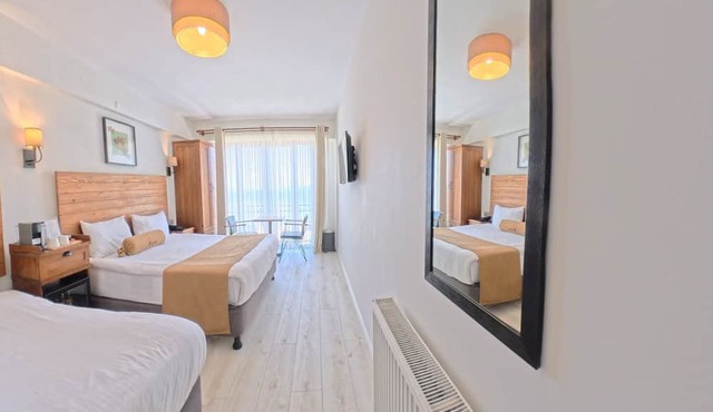 8 Rooms Hotel