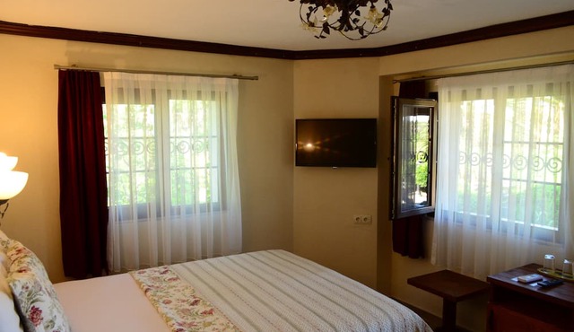 Ada Bacchus Hotel