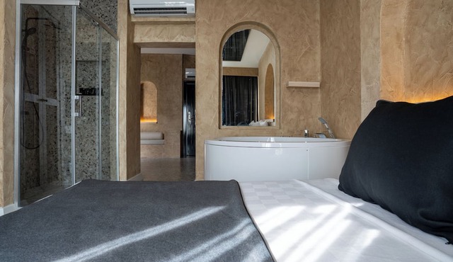 Lucky Monkey Midi Hotel