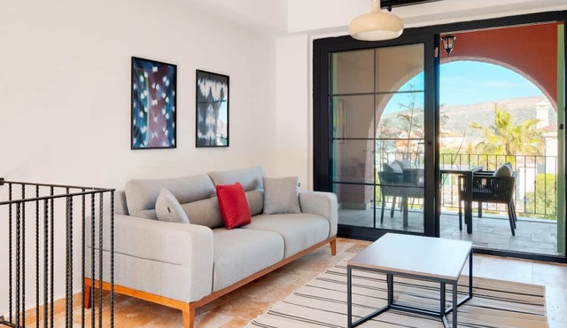 Luxury Flat w Balcony and Shared Pool in Alacati in Izmir