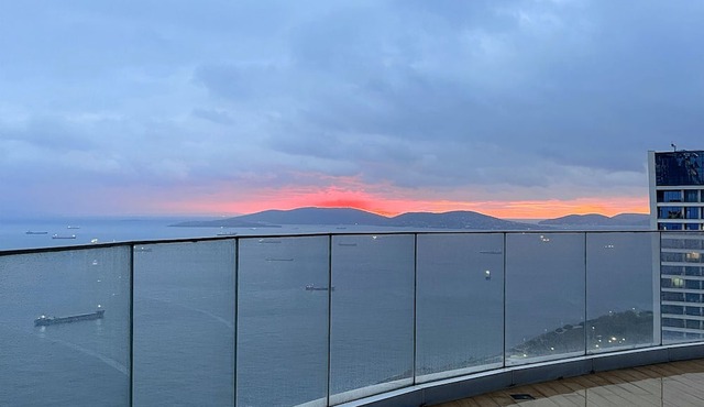 Spacious condo with skyline view in Kartal