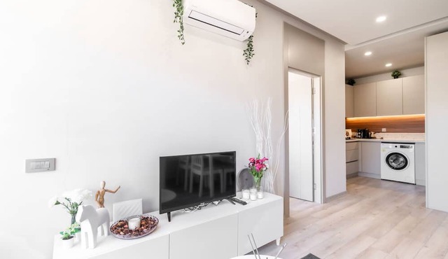 Central Studio w Balcony 10 min to Lara Beach