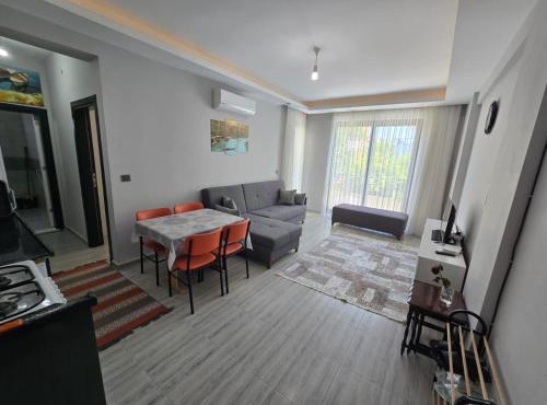 Perfectly Located Holiday Stay in Side Walking Distance to the Beach