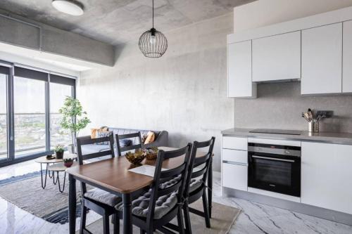 Gorgeous Modern 1BD Condo Views w PoolGym! #255